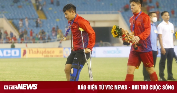 Lê Văn Xuân Vứt Nạng ôm đồng đội Mừng U23 Việt Nam Vô địch 628b558772d9e.jpeg