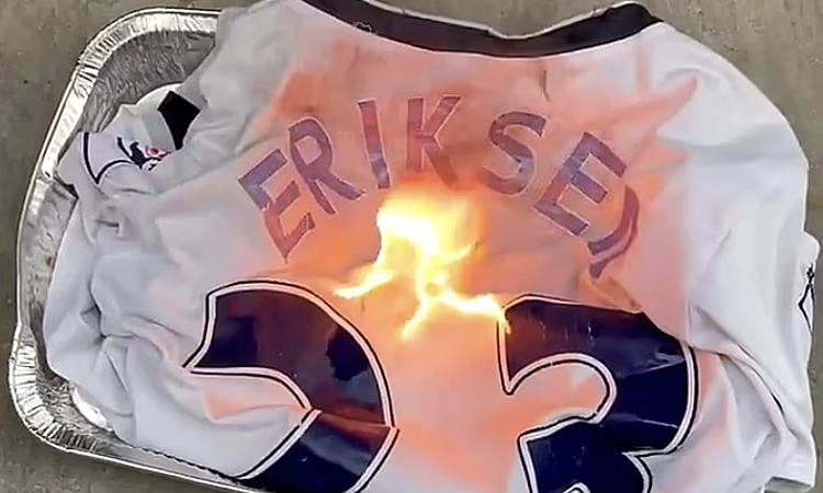 CĐv Tottenham đốt áo Eriksen 62c55a80c8963.png
