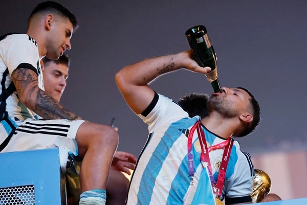 Messi Nổi Giận Vì Aguero Uống Quá Nhiều Sau Chức Vô địch World Cup 63b53e8f2343d.jpeg